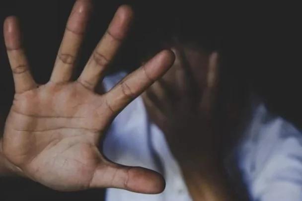 10 سنوات لطالب اغتصب أخته