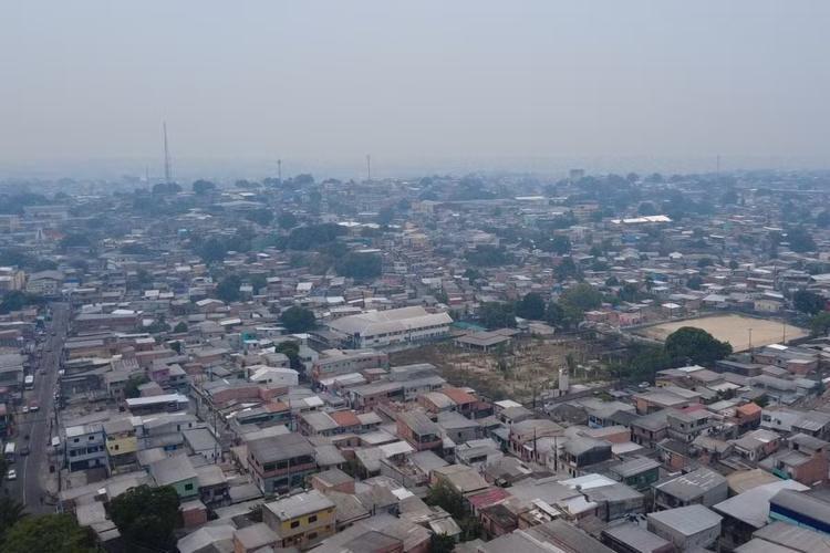 FOTOS E VÍDEOS: fumaça cobre Manaus pelo quarto dia seguido neste domingo (11)