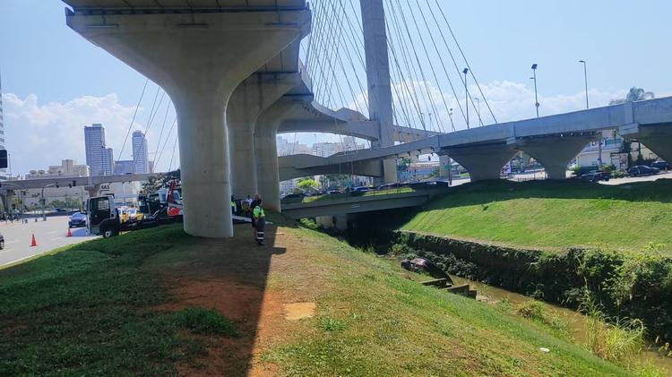 Carro cai no córrego do Vidoca, ao lado da Ponte Estaiada em São José dos Campos