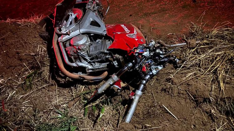 Batida durante ultrapassagem arranca frente de motocicleta e mata condutor em rodovia mineira