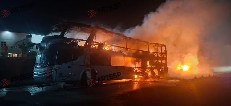 Passageiros de ônibus que pegou fogo na Rodovia Anhanguera em Limeira tentam reembolso de bagagens danificadas
