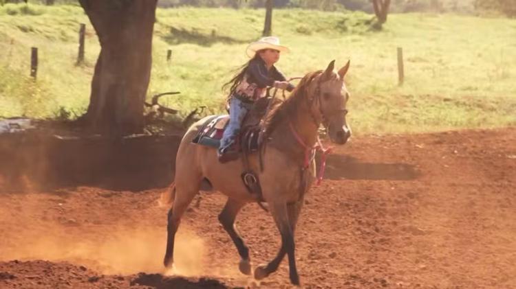 Com a égua Rihanna e vida simples no campo, menina de 5 anos faz sucesso nas redes; conheça a 'Poeirinha'
