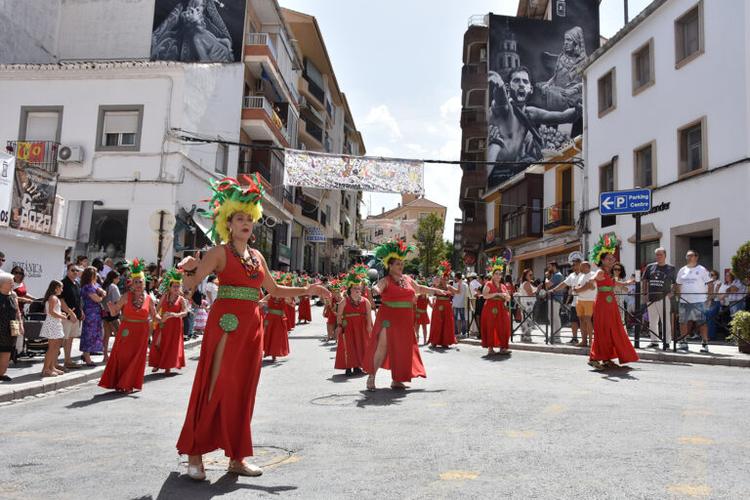 Una larga y variada cabalgata ha anunciado a todos que Baza está en Feria