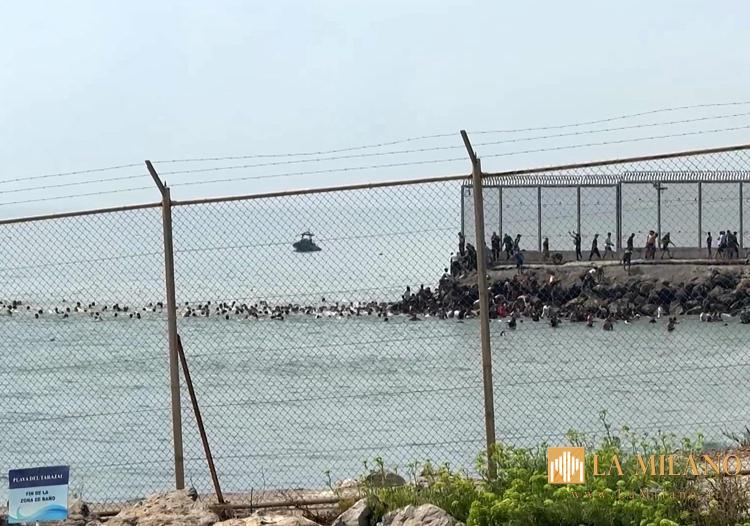 Ceuta, 49mila migranti in 24 ore e 18 morti: scontro Italia-Spagna sulla sospensione di Schengen