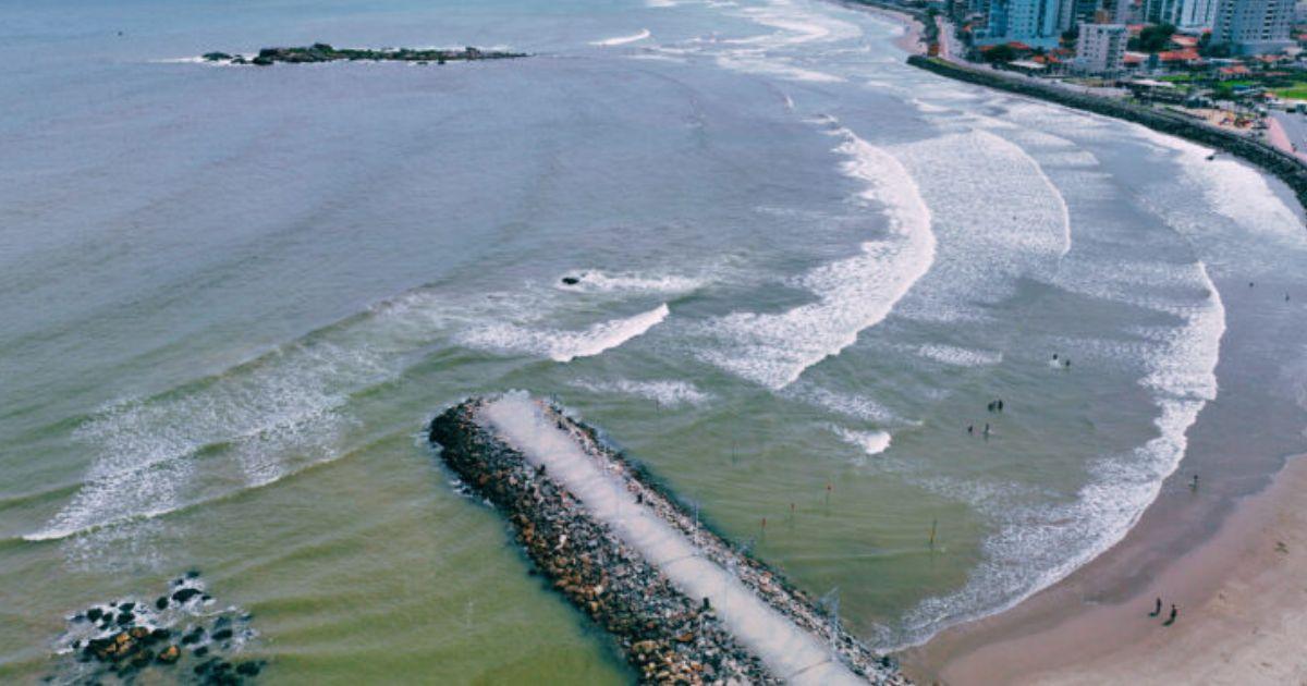 Três crianças sozinhas na praia são arrastadas pelo mar em Navegantes; mulher e bombeiros atuam no resgate