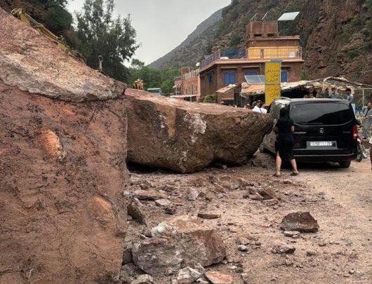 انهيار صخري مرعب في طريق أوريكا بنواحي مراكش وسياح ينجون من الحادث بأعجوبة