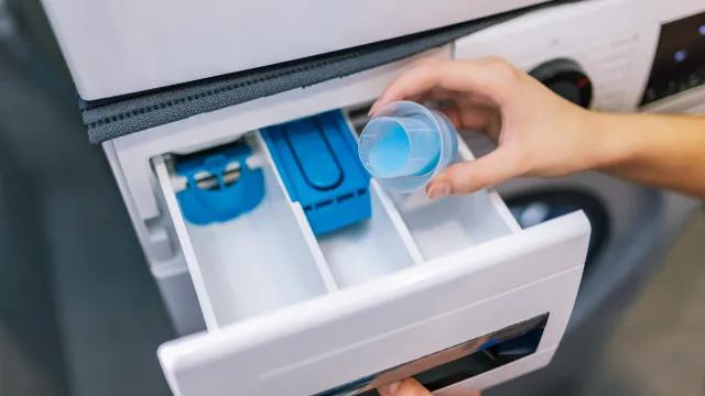 Amaciante pode prejudicar suas roupas: veja em quais peças evitar o uso