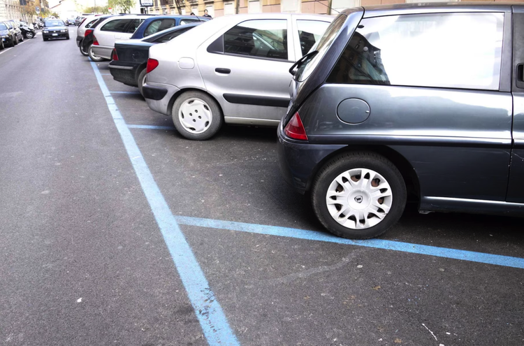 Non paga il parcheggio sulle strisce blu, ma la multa viene annullata. Ecco perché