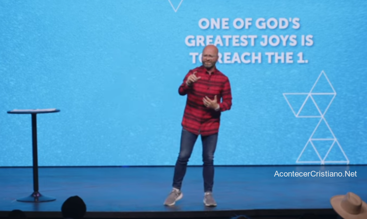 Pastor es reprendido por predicar con jeans ajustados porque lo hacen "parecer sexy"