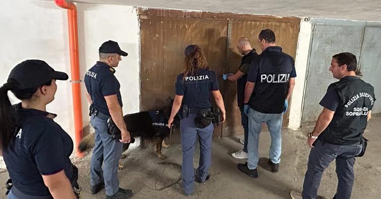 Kalashnikov, pistole e droga in garage: sequestrato arsenale a Catania