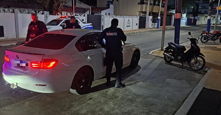 Motorista de carro de luxo é multado por manobras perigosas, escapamento alterado e recusar o bafômetro em Balneário Camboriú