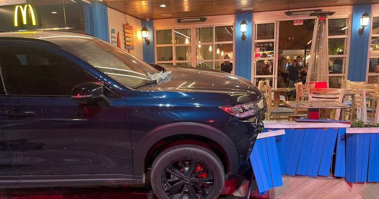 Gestante perde controle de veículo e invade restaurantes na Avenida Atlântica em Balneário Camboriú