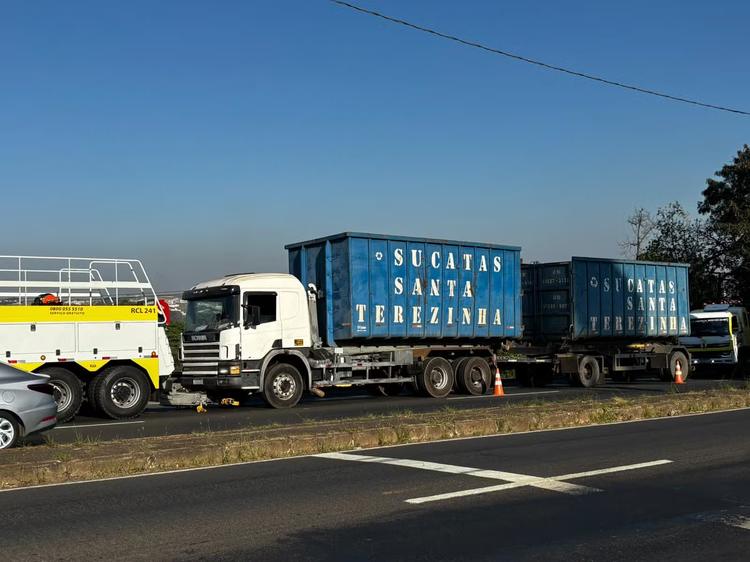 Caminhão com 25 toneladas de sucata quebra, interdita faixa e trava trânsito na Rodovia Luiz de Queiroz em Piracicaba