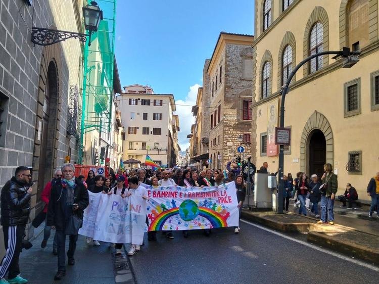 Centinaia di bambini a Firenze per la Camminata della pace