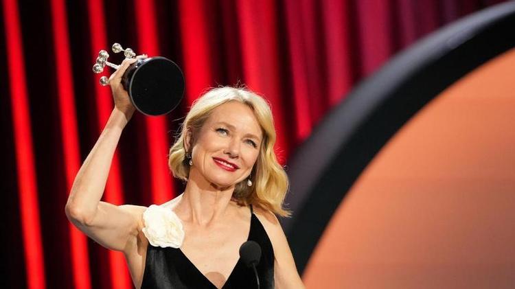 Naomi Watts recoge el Premio Donostia y reivindica el "cambio de relato": "Necesitamos vernos reflejadas"