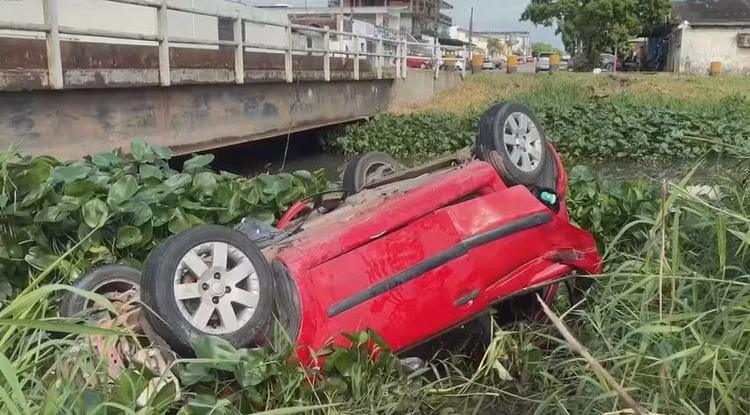 Carro é encontrado dentro de canal na Zona Sul de Macapá