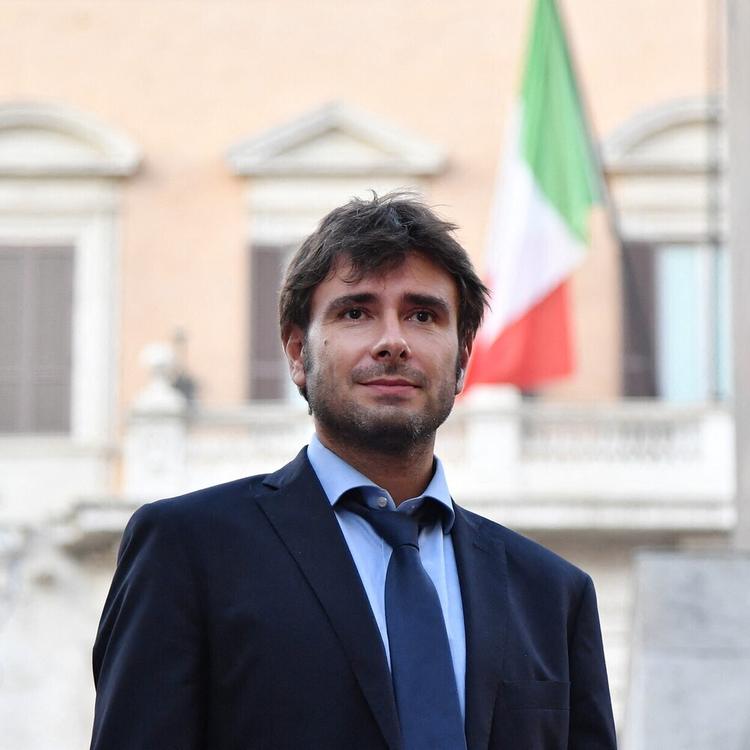 Di Battista ricoverato e operato d'urgenza a Cuba: cosa è successo e come sta