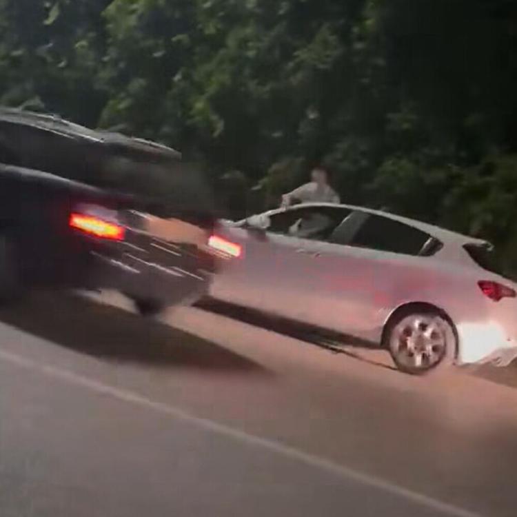 Lite fuori dalla discoteca a Taormina: un’auto tenta di travolgere la folla (VIDEO)
