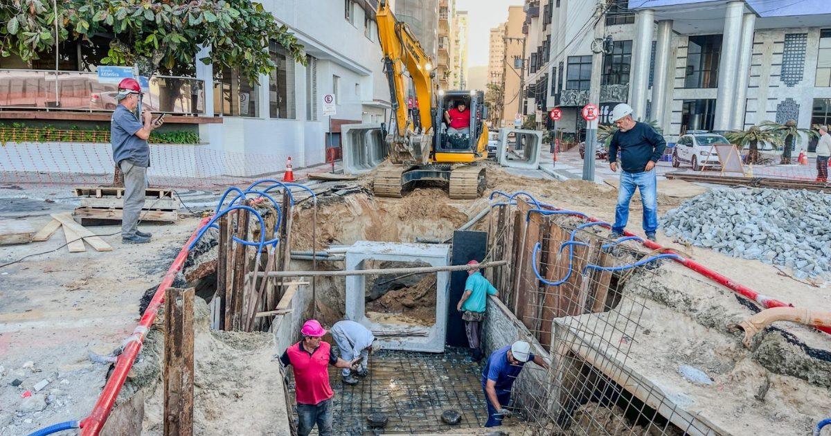 Última via da etapa Norte, Rua 1400 recebe obras de macrodrenagem em Balneário Camboriú