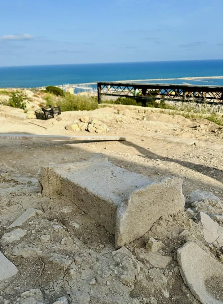 Manifestazioni del culto domestico! ✝️ ⛏️Durante lo scavo della Casa 7 abbiamo rinvenuto un piccolo altare in pietra. 🪨...