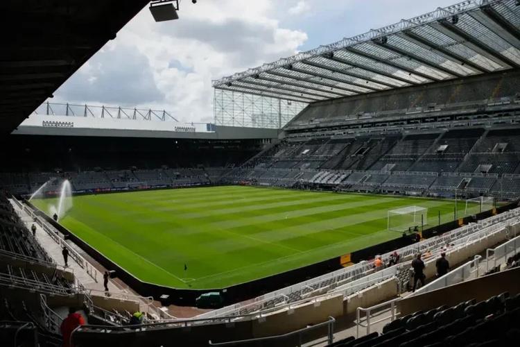 It is the duty of all Newcastle United fans to stay for the lap of honour after West Ham final whistle