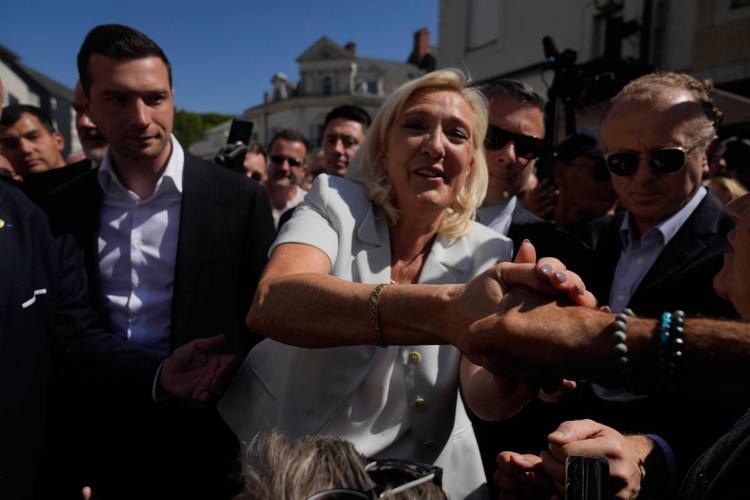 Marine, bagno di folla e slogan rubato a Macron