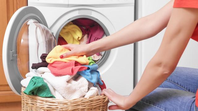 Coisas que sempre deve fazer antes de colocar as roupas na máquina