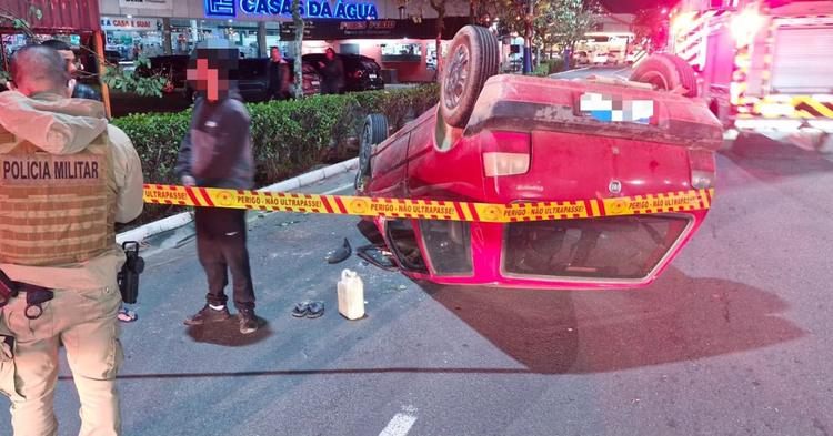 Motorista bêbado colide contra árvore e capota carro na Avenida do Estado em Balneário Camboriú