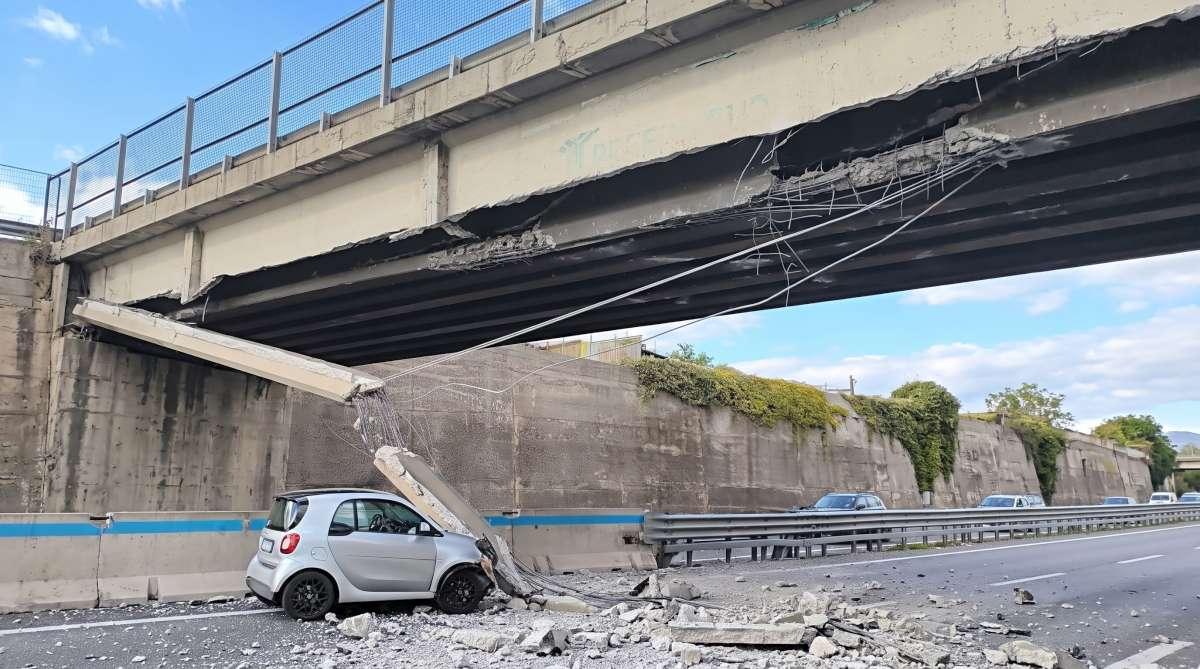 Incidente sul raccordo Salerno-Avellino: tir urta il cavalcavia a Baronissi, sfiorata la tragedia