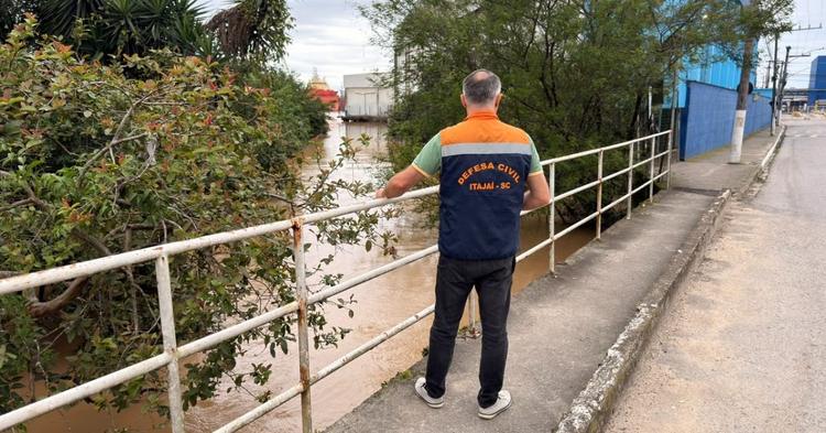 Rios de Itajaí baixam após madrugada com alagamentos, mas situação ainda exige atenção