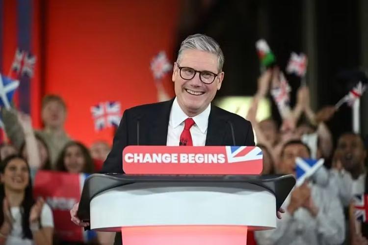 Keir Starmer anuncia que vai renunciar ao cargo de primeiro-ministro do Reino Unido
