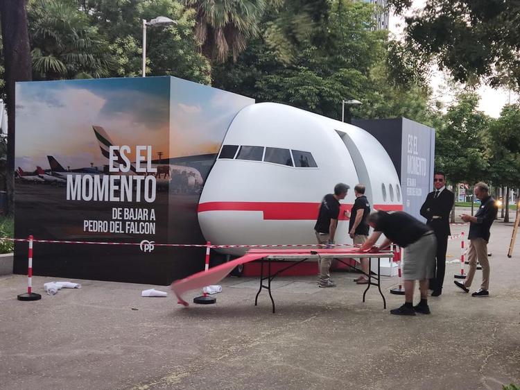 El PP instala una cabina de avión en la capital: “Es el momento de bajar a Pedro del Falcon”