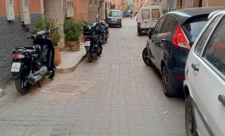 عتبة منزل تتحول إلى مصدر إزعاج وتعرقل مرور السيارات بحي المحاميد بمراكش