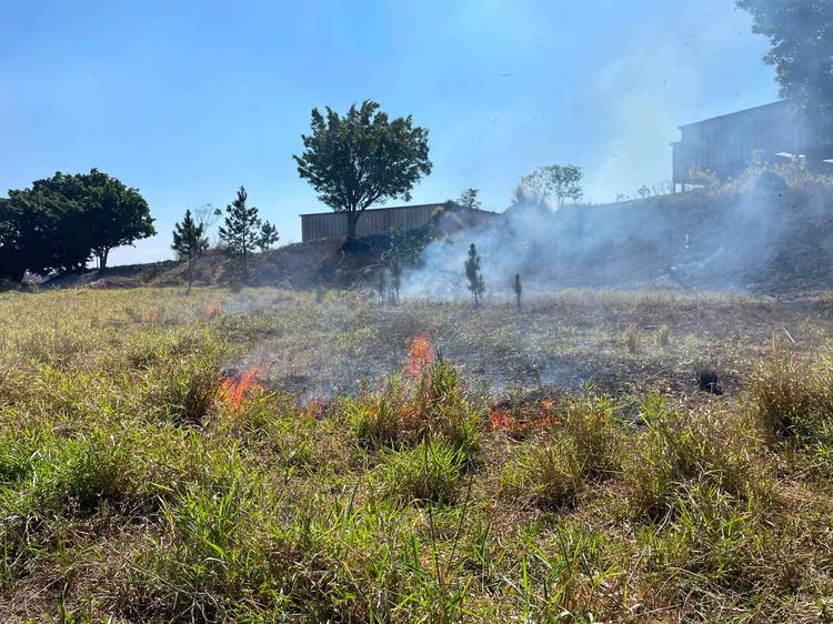 Fogo em vegetação atinge fábrica desativada em Itaquaquecetuba