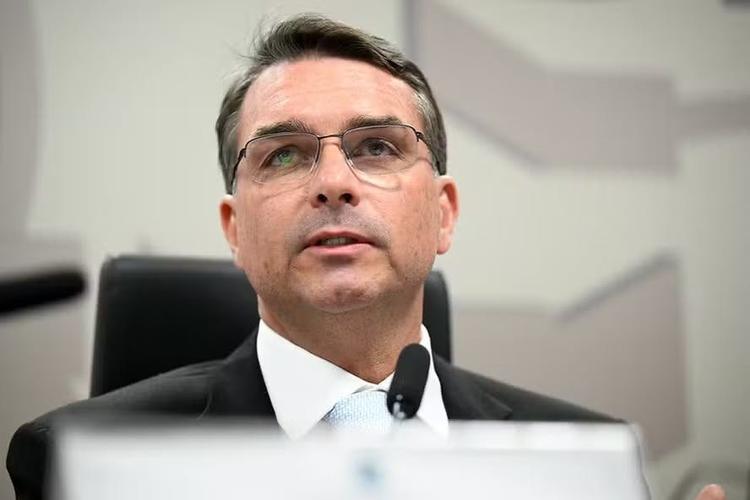 Após vazamento mensagens, bancada do PL se reúne com Flávio Bolsonaro para discutir crise na pré-campanha
