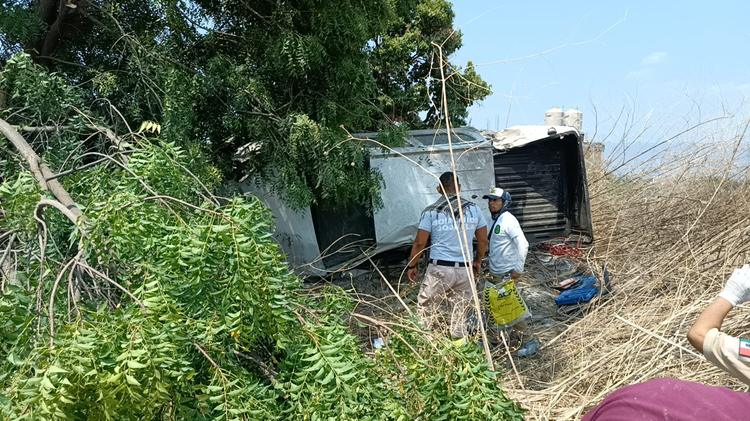 Vuelcan en Jojutla y se salvan de caer a un barranco tras rebasar a exceso de velocidad