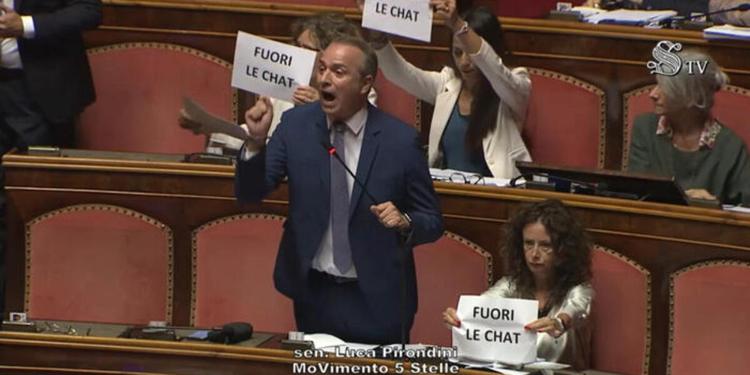 Caso Delmastro, la Camera boccia la richiesta dei pm sulle chat con Caroccia. I senatori del M5S occupano i banchi del governo