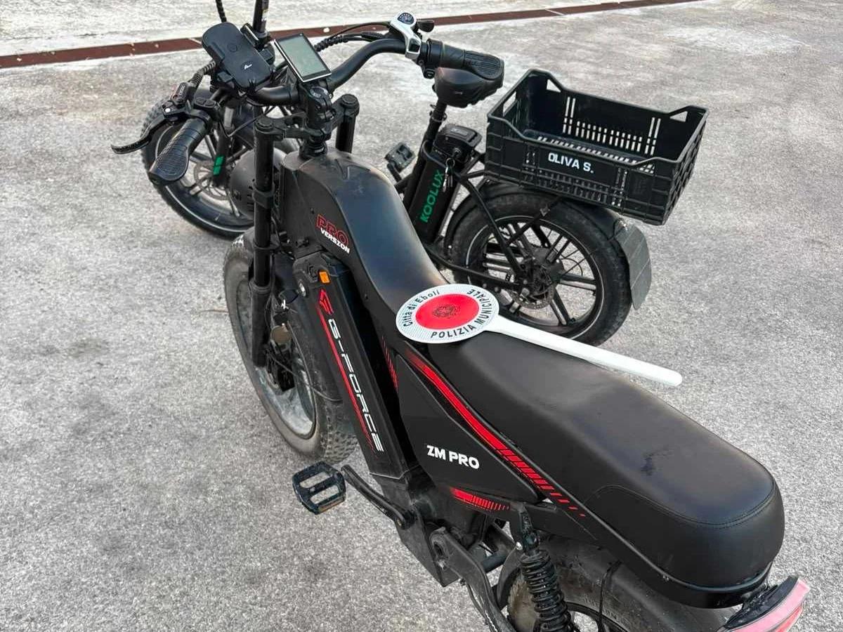 Eboli, sequestrate e-bike modificate in ciclomotori: scattano sanzioni e confisca