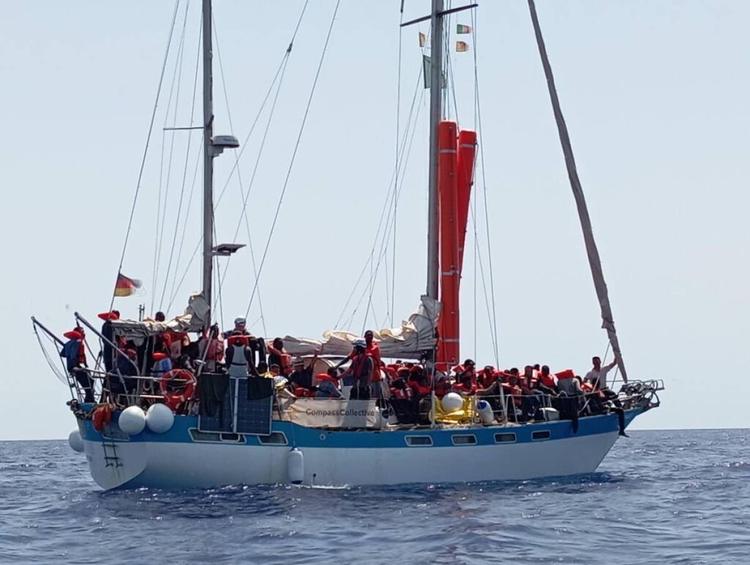 Migranti, fermo in porto per 45 giorni e 10mila euro di multa per il veliero Ong tedesco