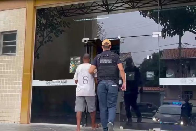 Homem condenado por estuprar a filha de 7 anos é preso em Araruama