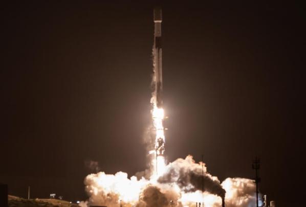 “سبيس إكس” تطلق مجموعة جديدة من الأقمار الصناعية إلى الفضاء