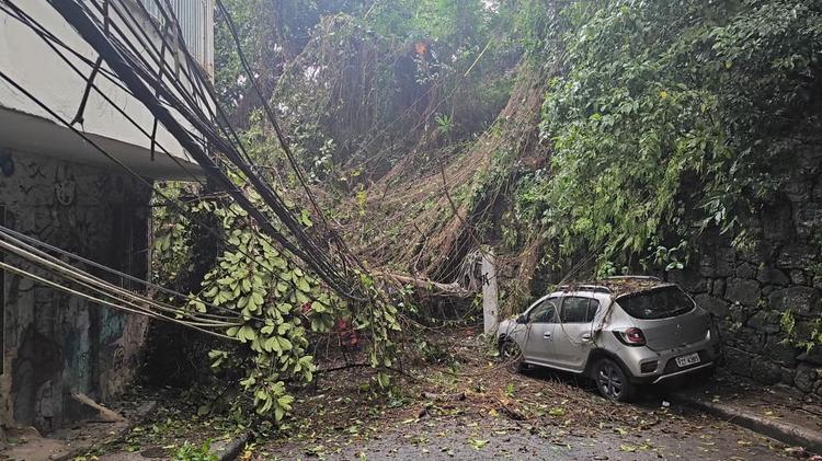 Deslizamento de terra interdita acesso aos morros Chapéu Mangueira e Babilônia, na Zona Sul do Rio