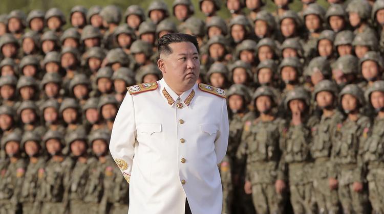 Corea del Norte acelera su programa nuclear; Kim exige expansión del poder militar