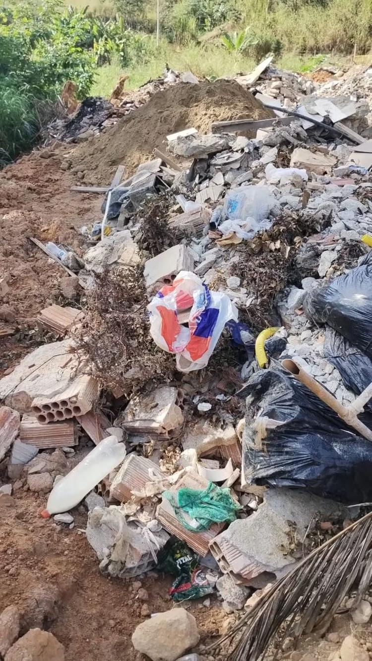 Polícia Ambiental identifica área de preservação permanente usada como descarte de entulho em Barra Mansa
