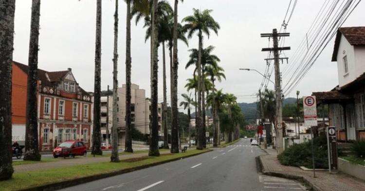 Fim de semana começa com sol, mas pode ter temporais isolados em Blumenau