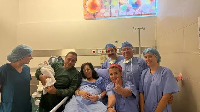 Grega de 54 anos dá à luz menina a partir de embrião congelado há 22 anos