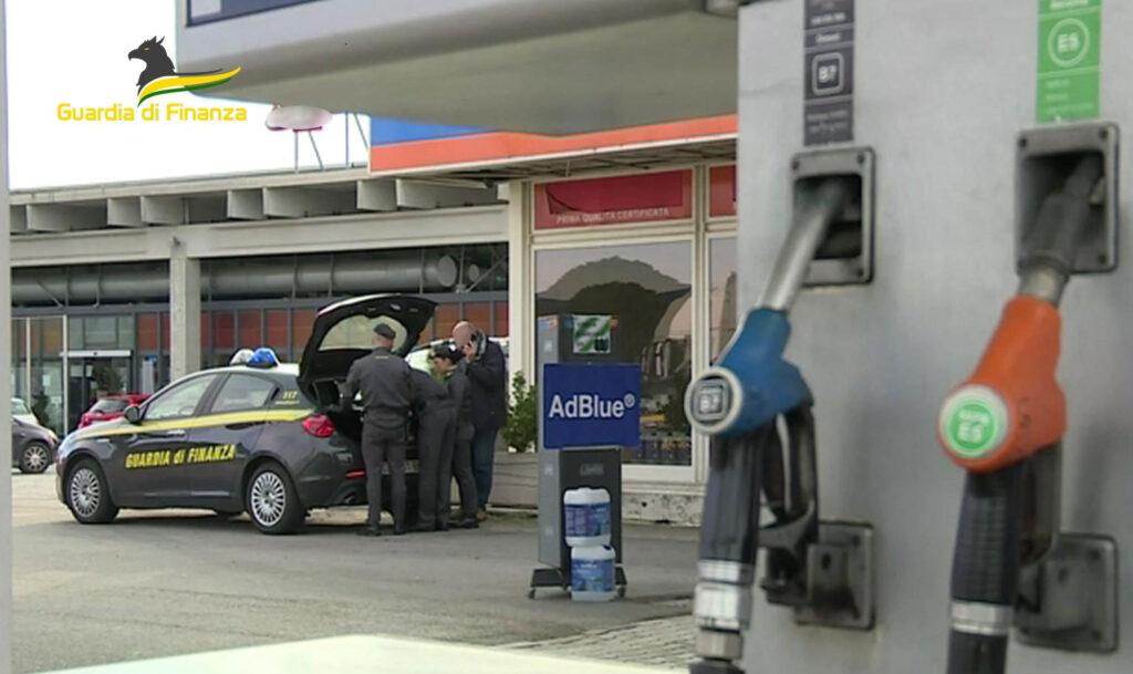 Benevento, guasto al motore di un cliente: Finanza scopre distributore di gasolio adulterato