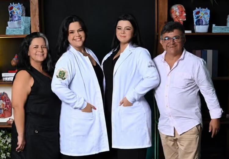 'Elas me ajudam', diz feirante que paga faculdade de medicina das filhas com venda de pastel