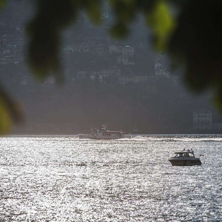 Si tuffa nel lago Como per salvare il figlio, disperso un 44enne