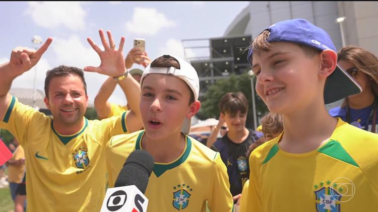Brasileiros celebram virada sobre o Japão e classificação para as oitavas da Copa do Mundo
